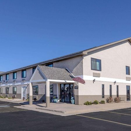 Hotel Super 8 By Wyndham Pratt Exterior foto