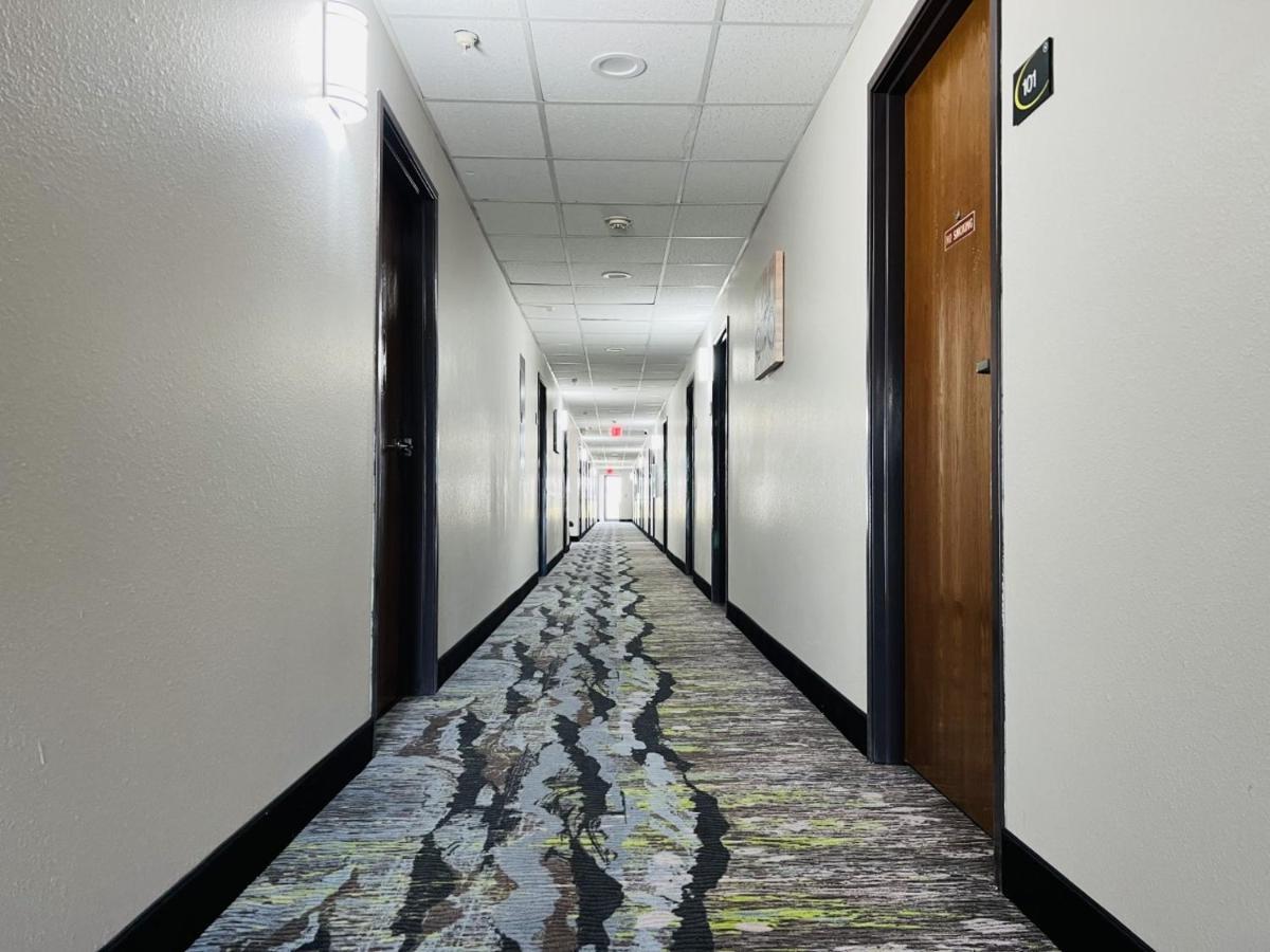 Hotel Super 8 By Wyndham Pratt Exterior foto