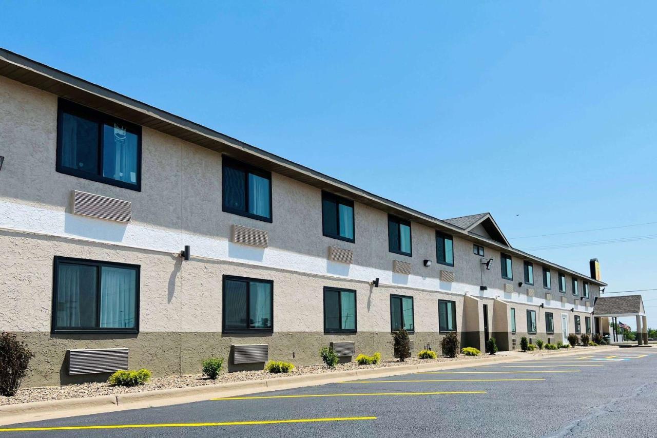 Hotel Super 8 By Wyndham Pratt Exterior foto