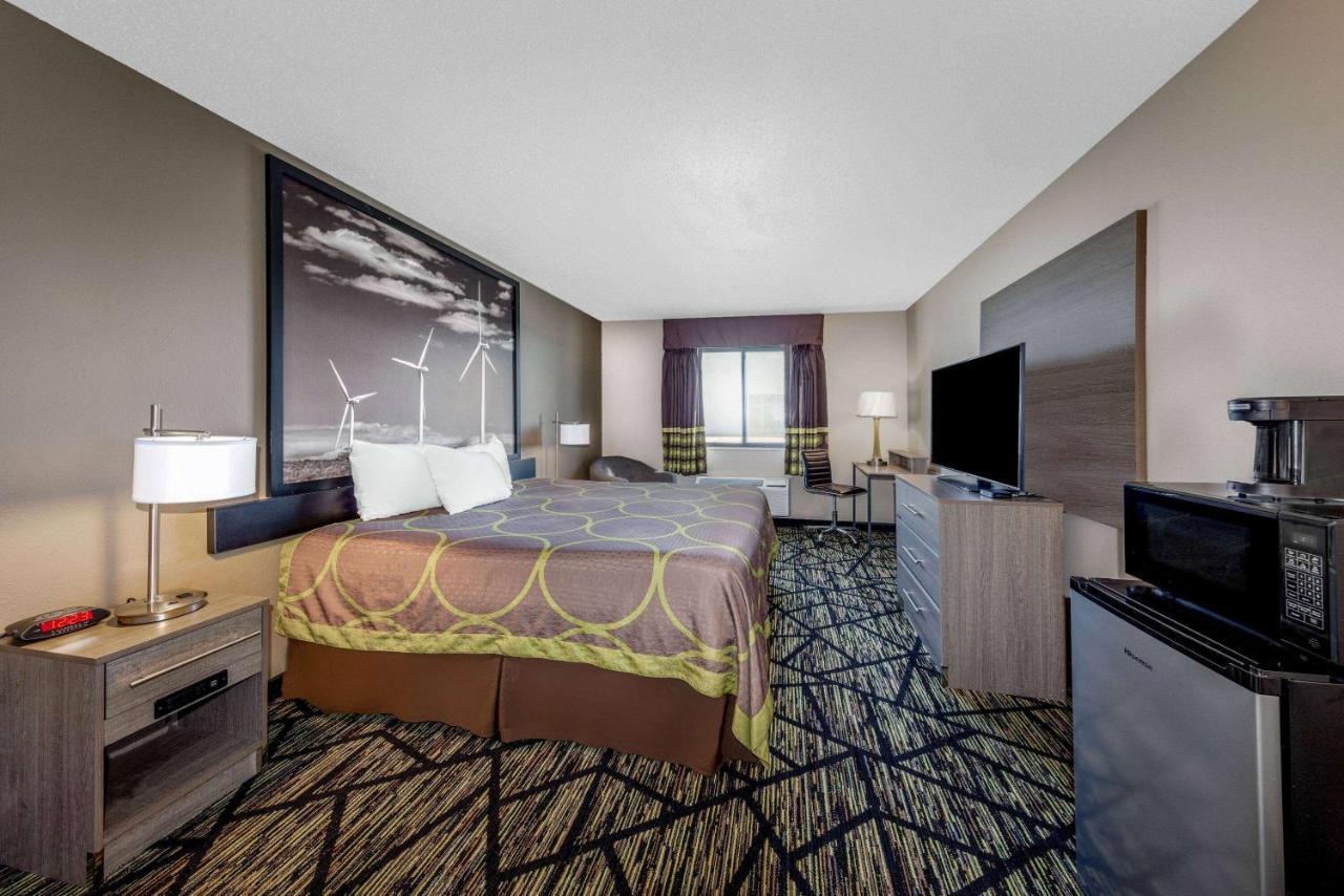 Hotel Super 8 By Wyndham Pratt Exterior foto