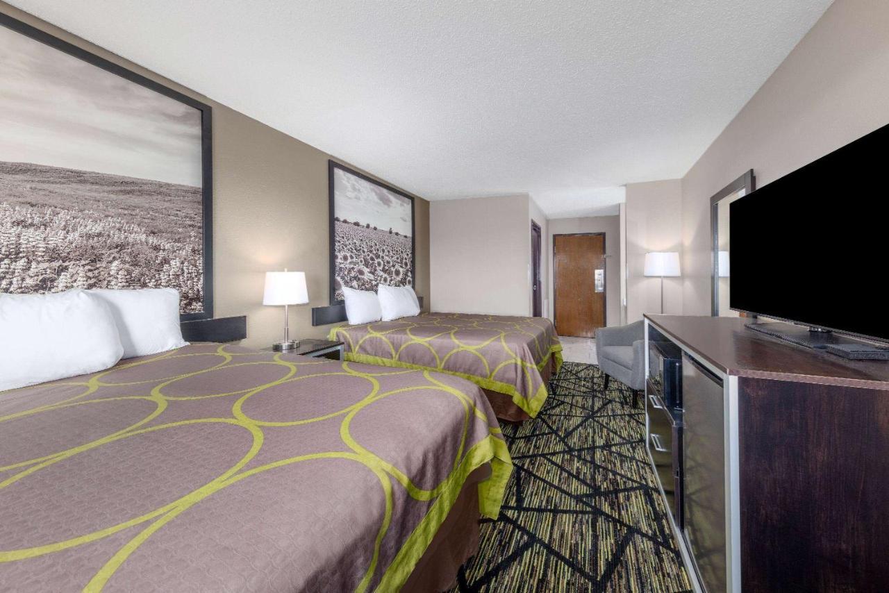 Hotel Super 8 By Wyndham Pratt Exterior foto