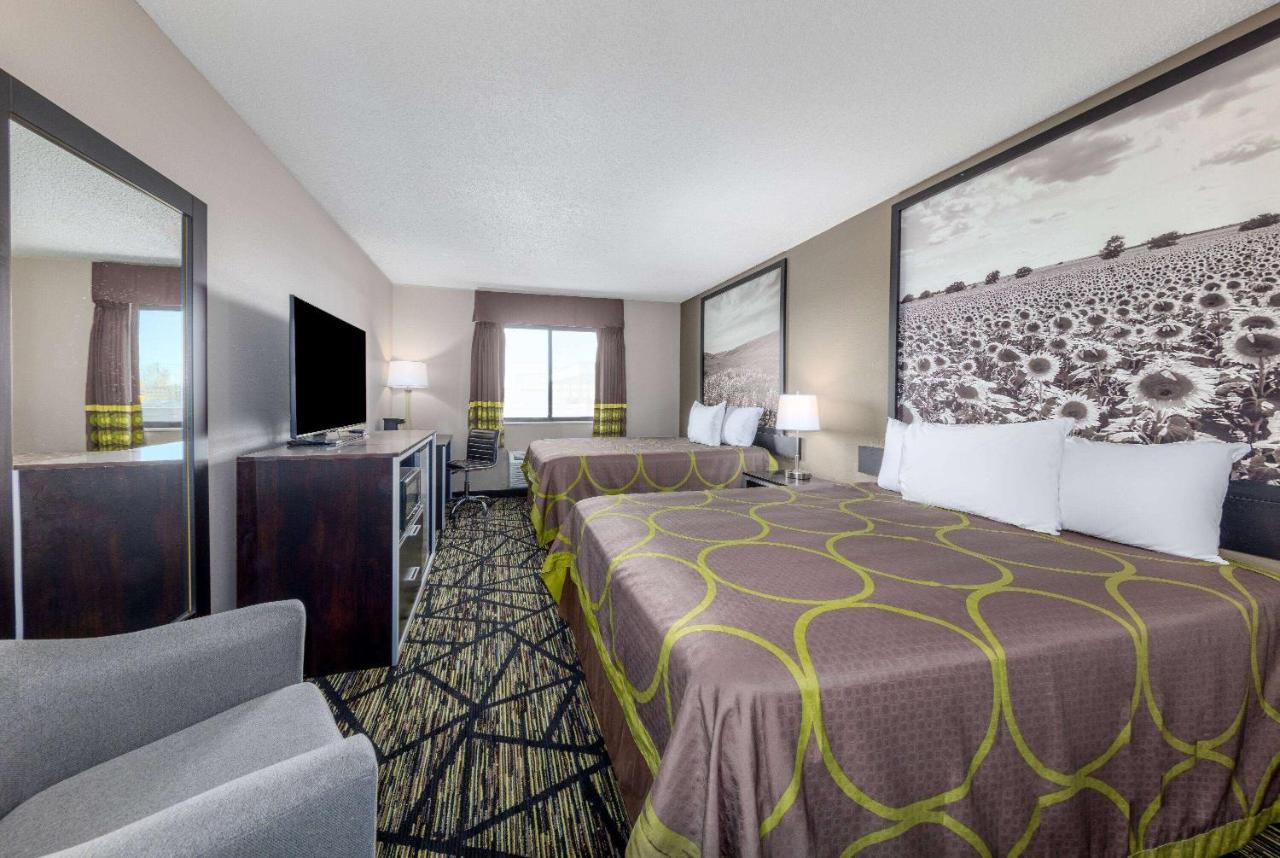 Hotel Super 8 By Wyndham Pratt Exterior foto